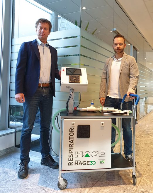 Stefan Hampel und Peter Freigassner-Sanchez mit dem Prototypen des Beatmungsgerät