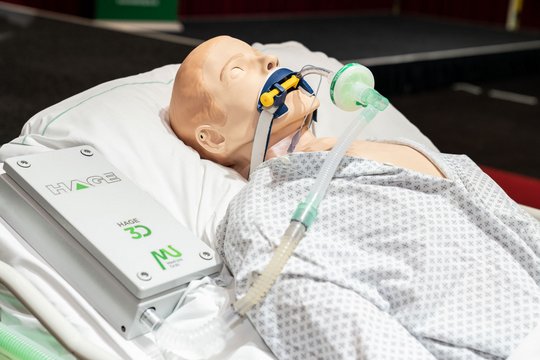 Präsentation der Funktionsfähigkeit am Dummy Demonstration des Beatmungsgeräts am Dummy