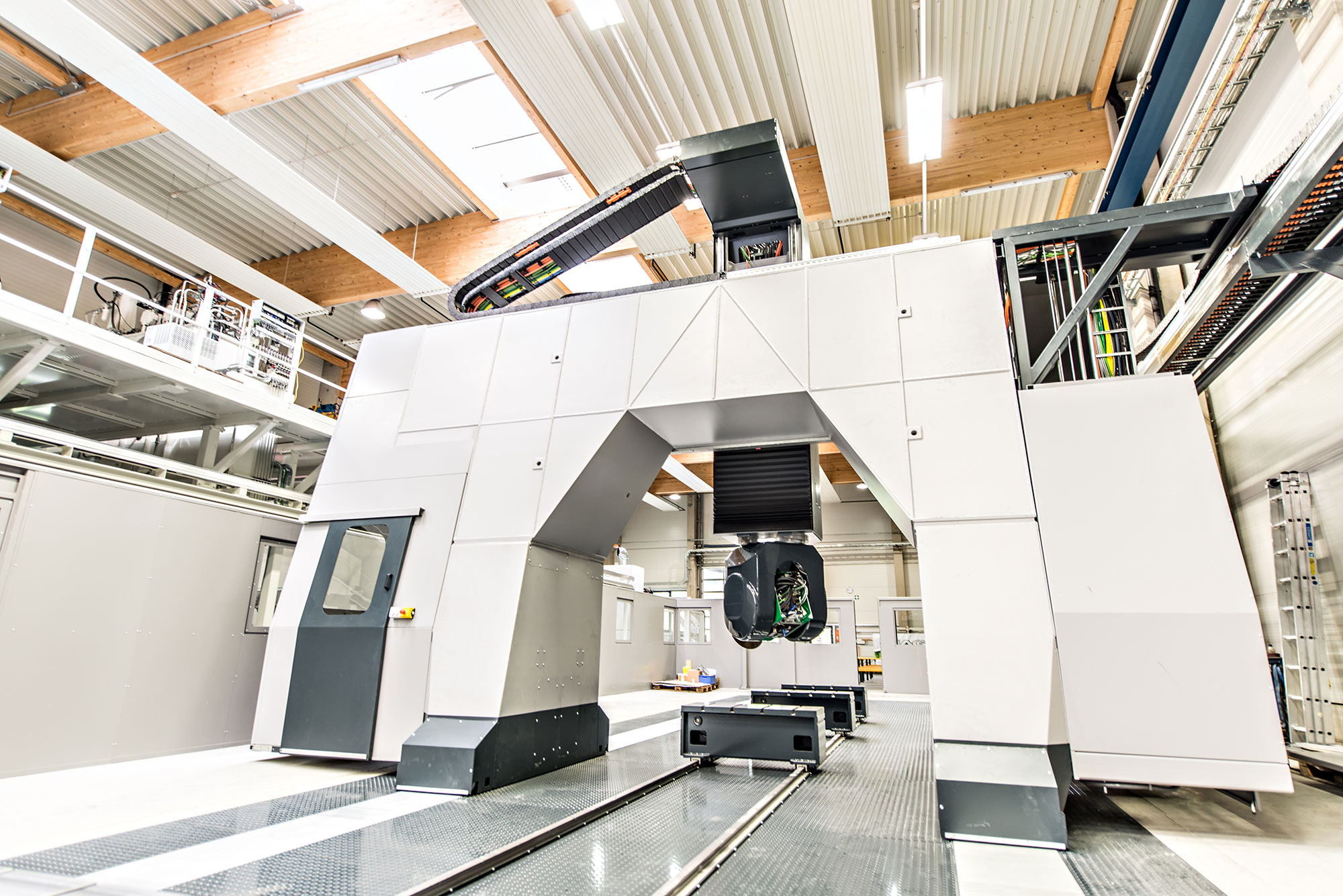 HAGE Matic - 5-Achs Portalfräsmaschine Rückenansicht der 5-Achs Portalfräsmaschine
