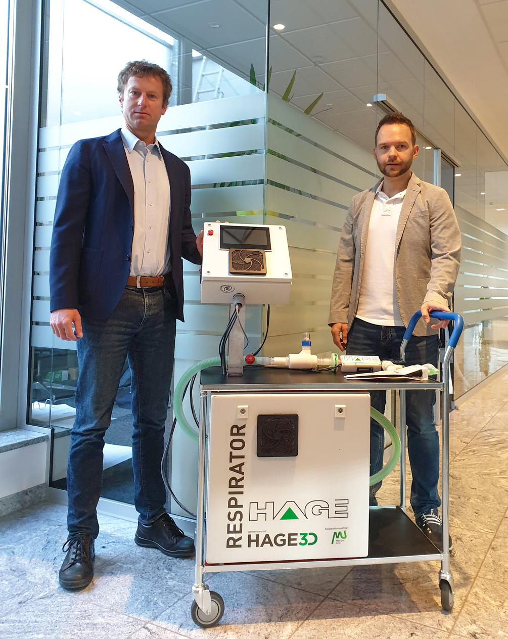 Stefan Hampel und Peter Freigassner mit dem entwickelten Beatmungsgerät Stefan Hampel und Peter Freigassner mit dem Prototypen des Beatmungsgerät